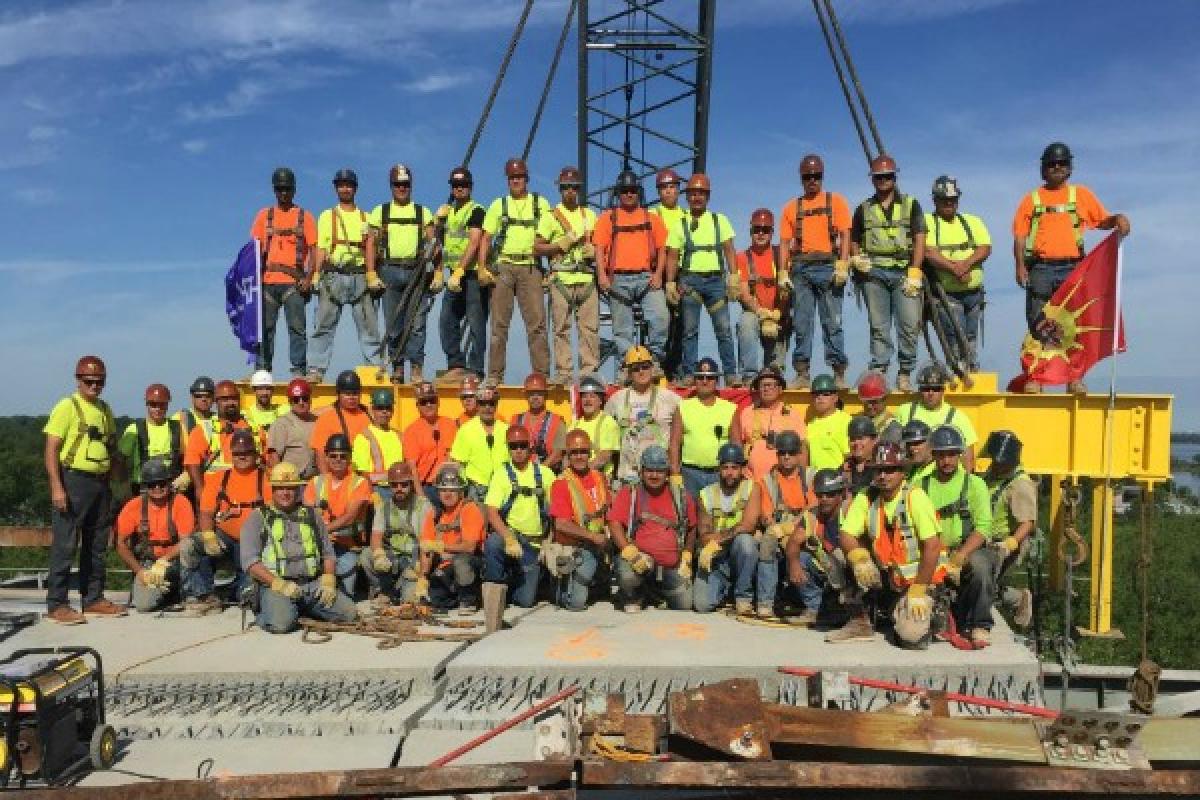 Les travailleurs du Mohawk Bridge Consortium (MBC) lors de la pose de la dernièr