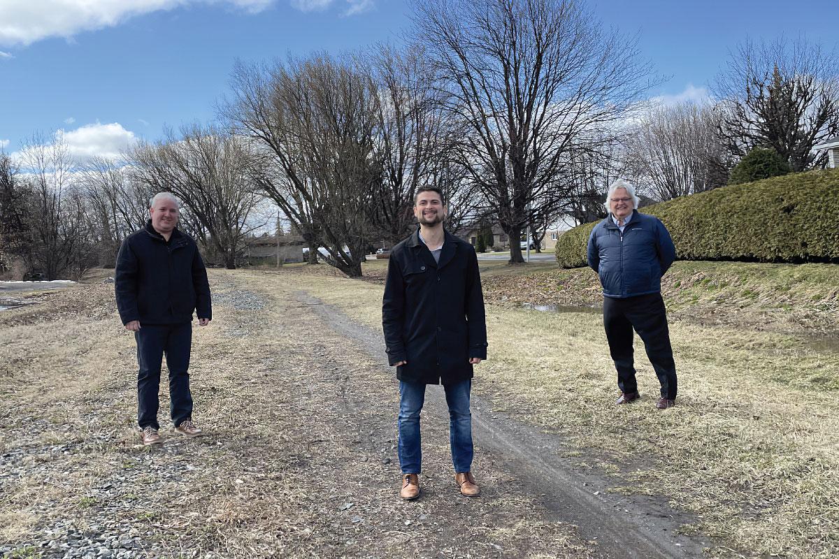 Patrick Rancourt, conseiller municipal du quartier Jules-Léger, Miguel Lemieux, maire de Salaberry-de-Valleyfield, et Jacques Smith, conseiller municipal du quartier Robert-Cauchon. Crédit : Ville de Salaberry-de-Valleyfield