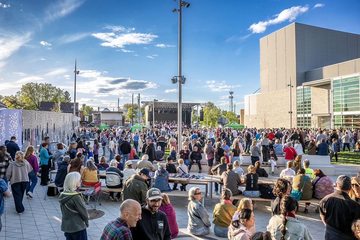 La place Karl-Tremblay officiellement inaugurée à L’Assomption. Crédit : Caroline Babin Photographe