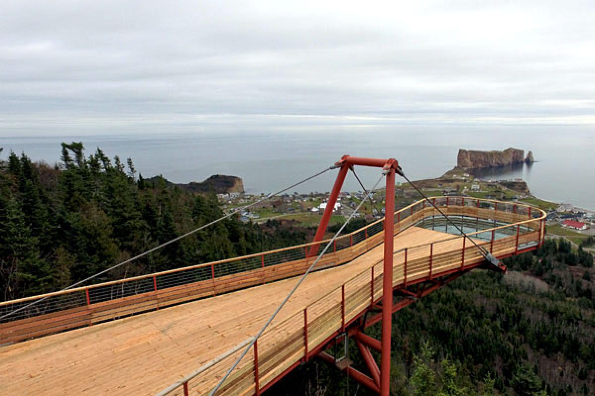 La vue depuis la plateforme est spectaculaire. Photo de Géoparc de Percé