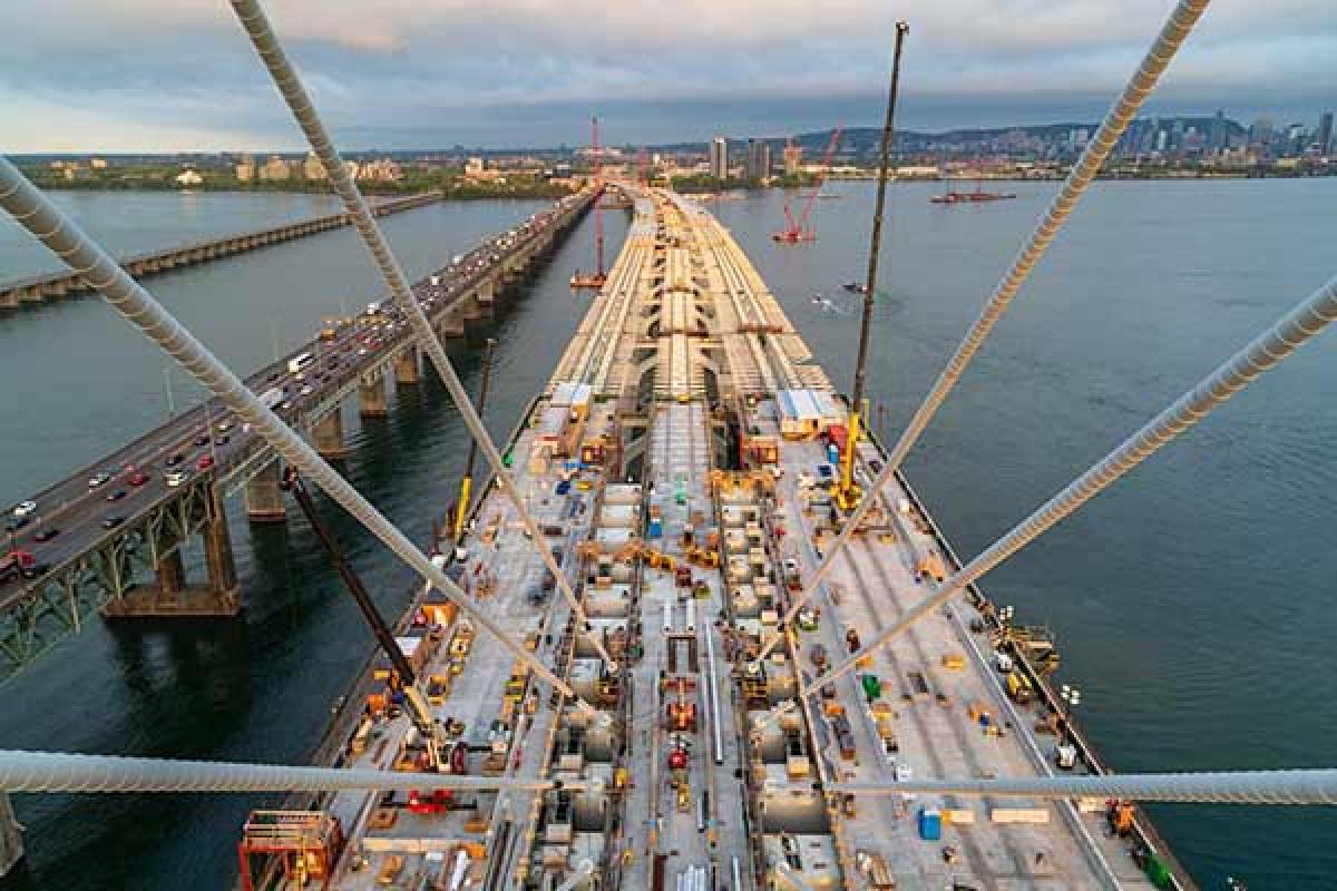 Pont Champlain : installation des dernières poutres-caissons