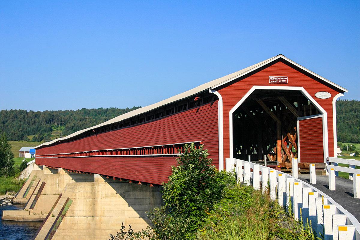 Une structure d’acier sera placée à l’intérieur du pont et s’appuiera de chaque côté, sur les culées, et sur chacun des trois piliers de béton se trouvant dans la rivière. Ainsi, du poids pourra être mis pendant les travaux sur cette structure fortement endommagée. Crédit : Michel Guenette