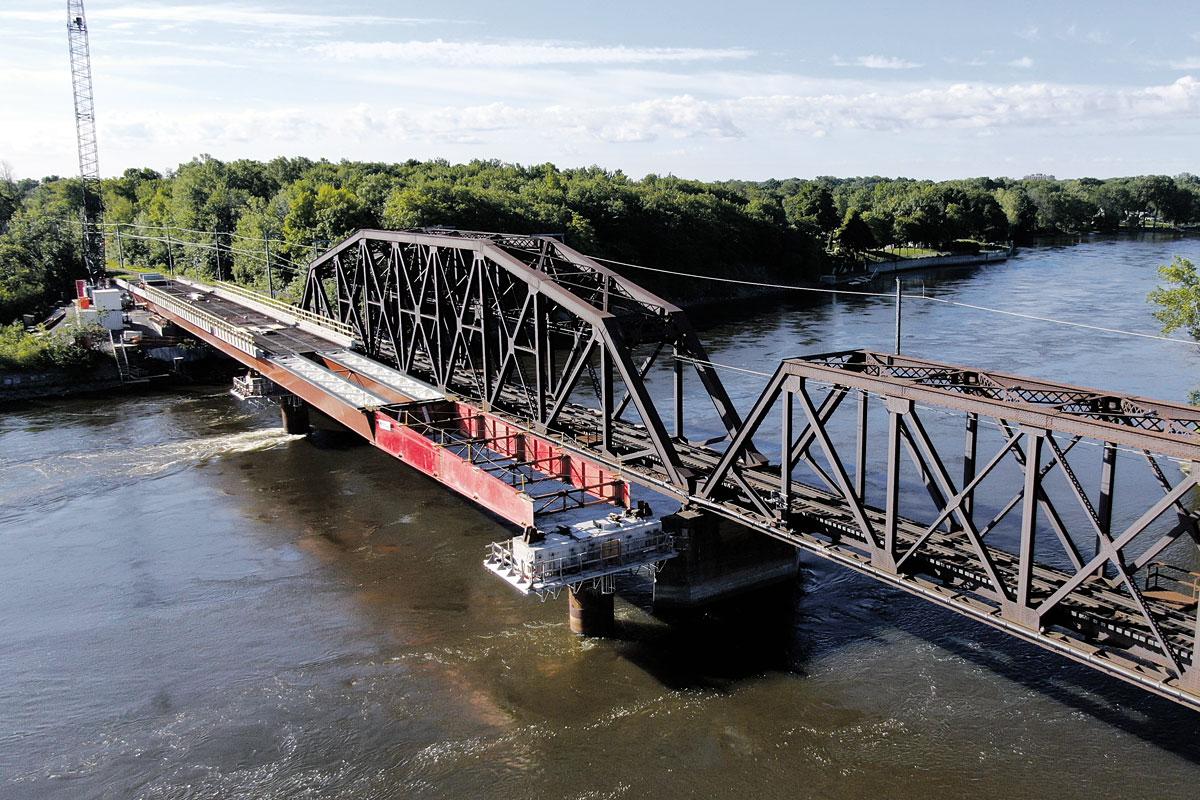 La technologie de pont lancé évite de devoir construire des jetées en rivière ainsi que l’utilisation de barges. Crédit :  REM/NOUVLR