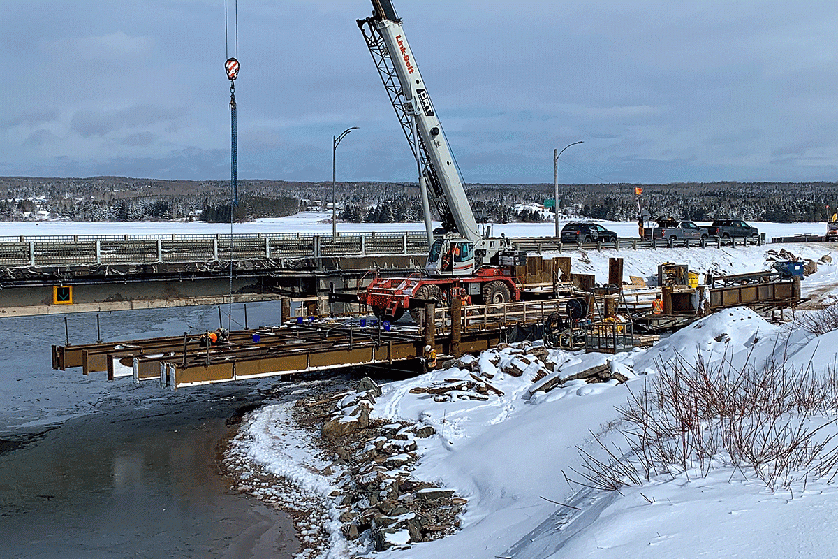 Réfection du pont situé au-dessus de la rivière du Petit Pabos. Crédit : CRT Construction