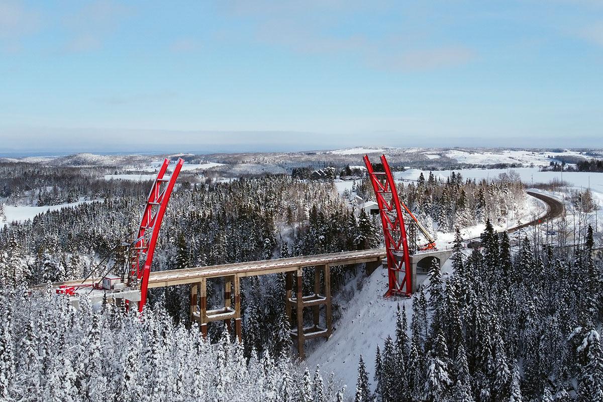 La technique d’installation novatrice privilégiée pour les deux demi-arcs du pont a permis une construction à partir des rives. Crédit : Gracieuseté du MTMD