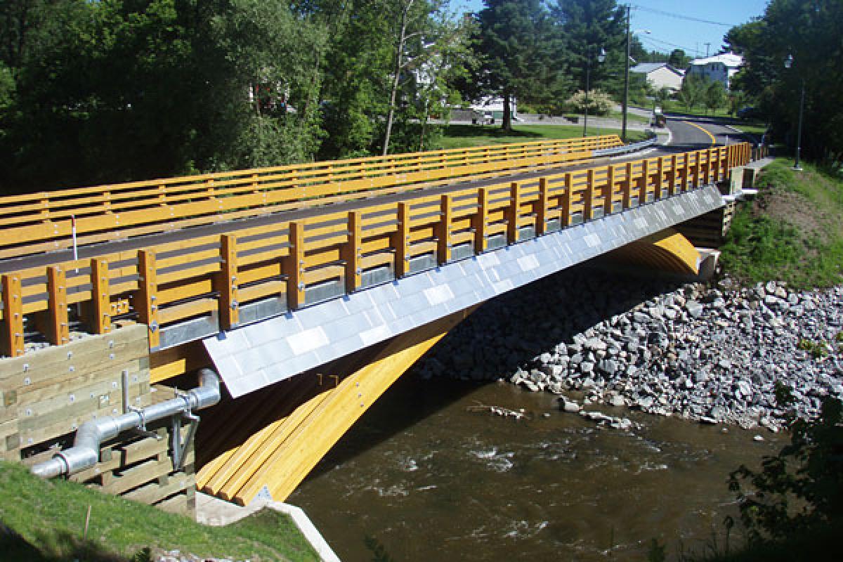 La portée du tablier du pont en bois de Notre-Dame-de-Portneuf est de 36,5 mètre