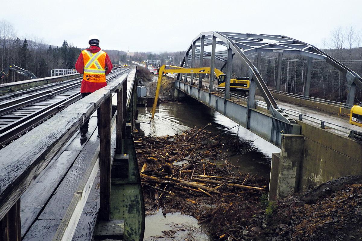 Les nouveaux ponts ont été construits à sept mètres des structures existantes, vieilles de plus de cent ans. Crédit : Norda Stelo