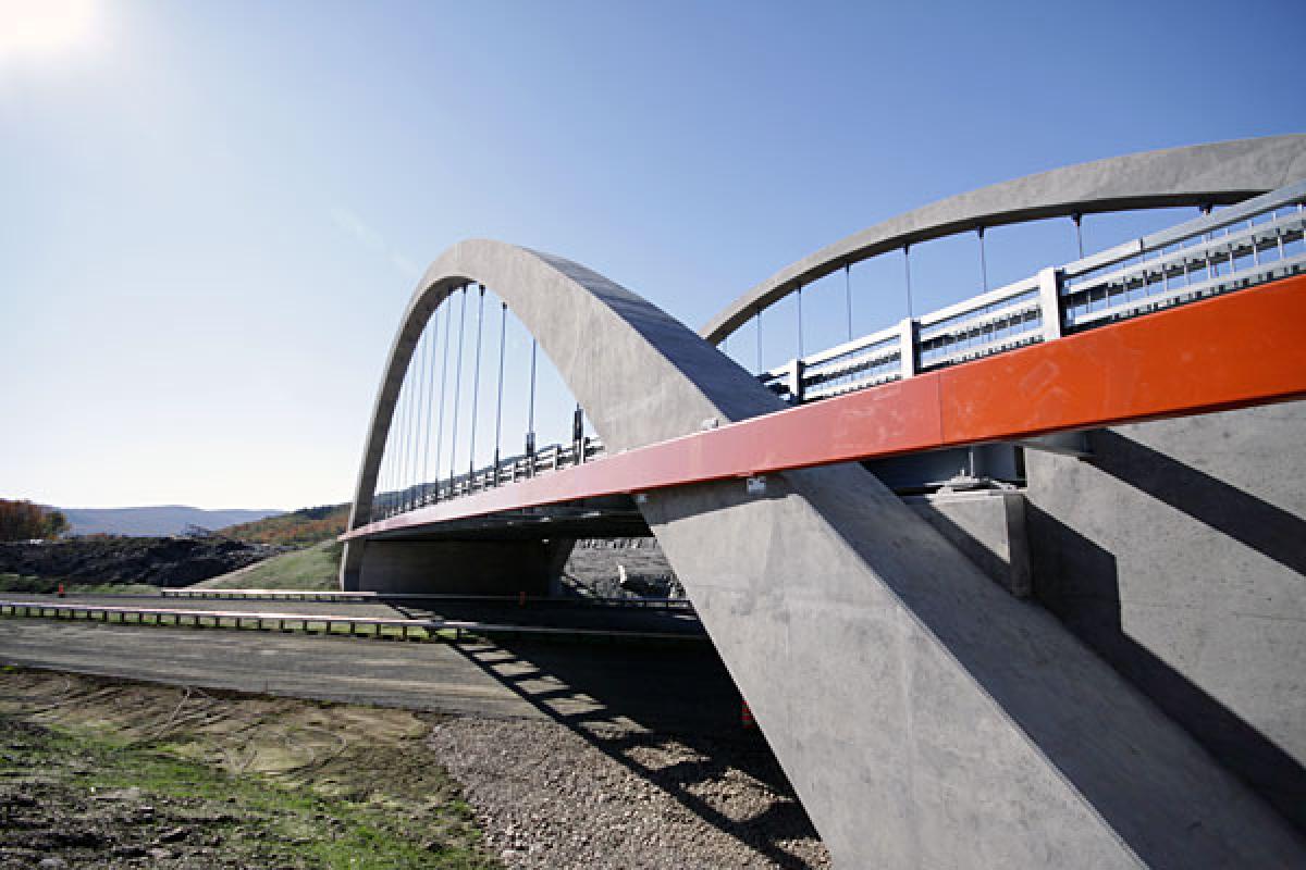 Le pont en arc surplombant l’autoroute 73 à Stoneham-et-Tewkesbury