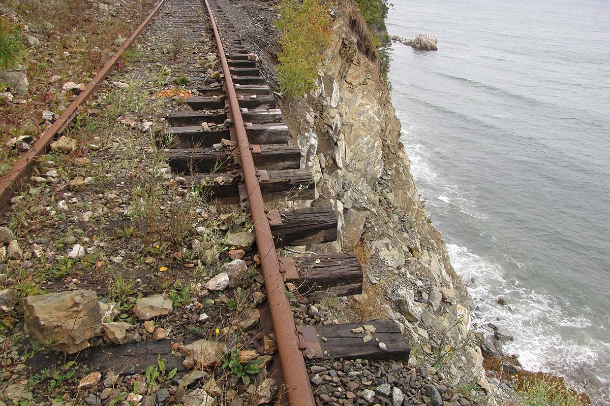Plusieurs segments du chemin de fer sont proie à l’érosion côtière. Crédit : Ministère des Transports du Québec
