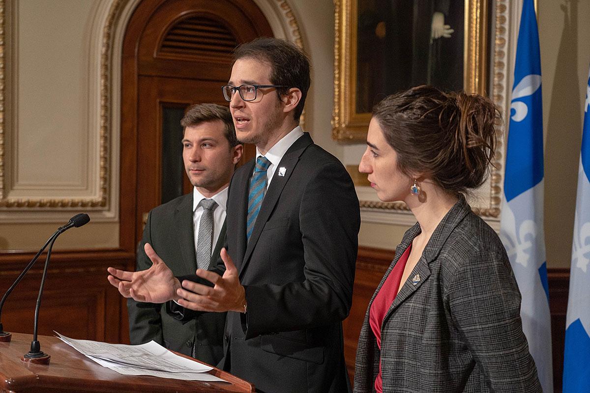 Alexandre Leduc, Député d’Hochelaga-Maisonneuve et responsable solidaire en matière de Travail, au centre de la photo - Photo fournie par Québec solidaire