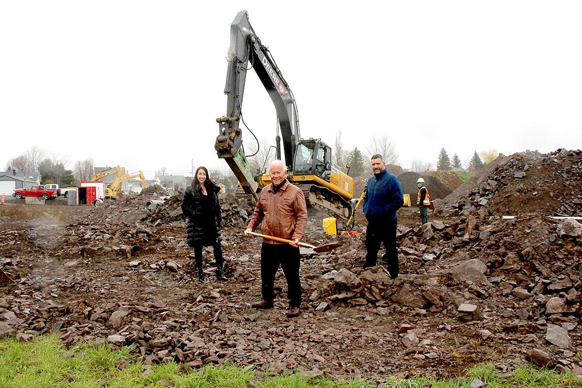 De gauche à droite : Catherine Chamberland, coordonnatrice des ventes du Quartier 2B, Bernard Boulet, maire de Montmagny, et Pierre Chamberland, président du Quartier 2B. Crédit : Ville de Montmagny