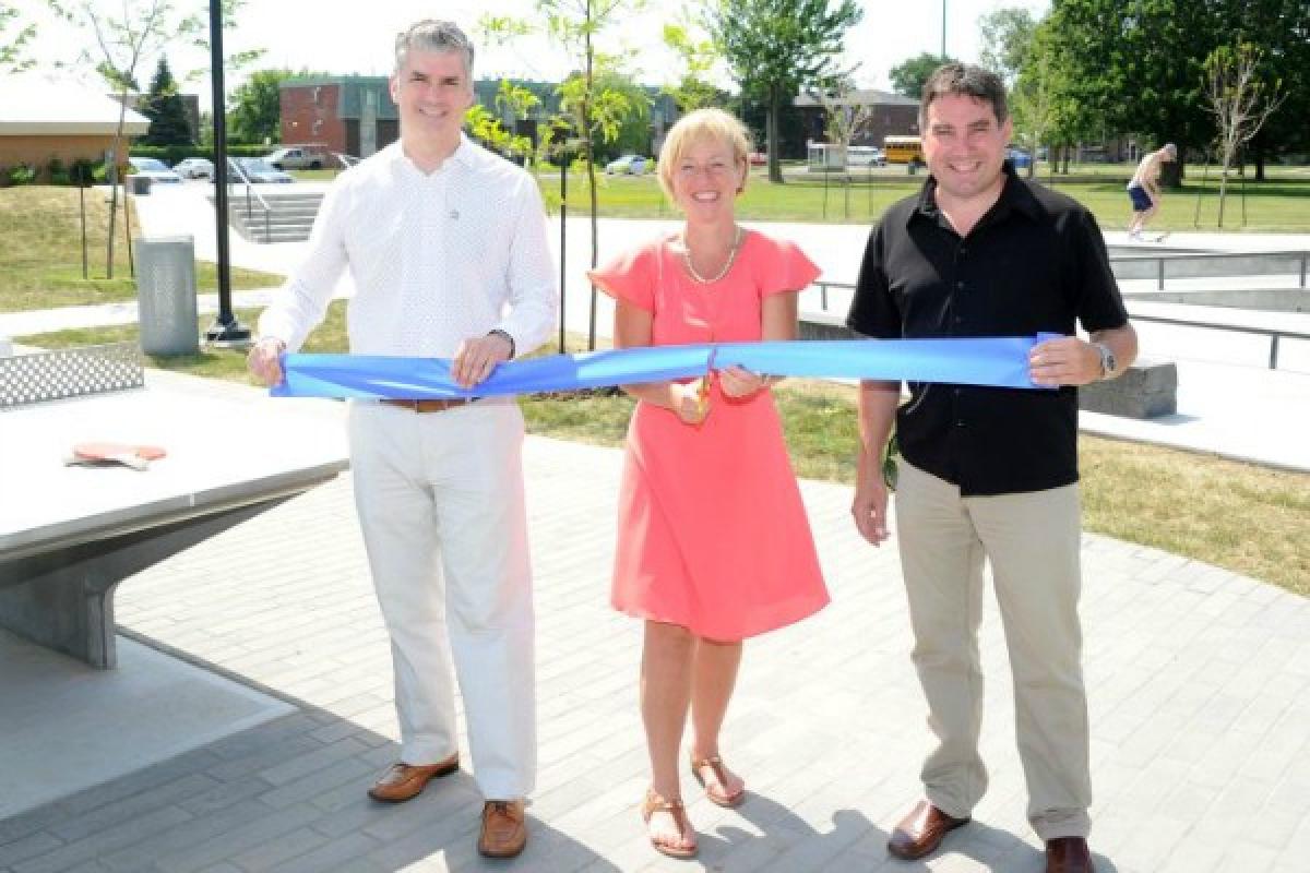 Pierre-Yves Boivin, du CN, Caroline St-Hilaire, mairesse de Longueuil, et Stépha