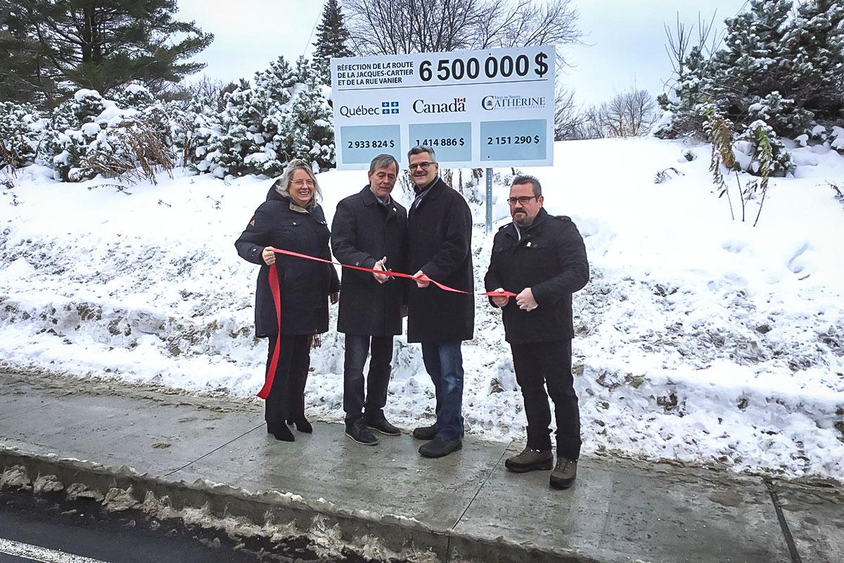 Sainte-Catherine-de-la-Jacques-Cartier s’offre de nouvelles infrastructures   - Sur la photo, de gauche à droite : madame Nathalie Laprade, monsieur Pierre Dolbec, monsieur Éric Caire et monsieur Sylvain Ferland.