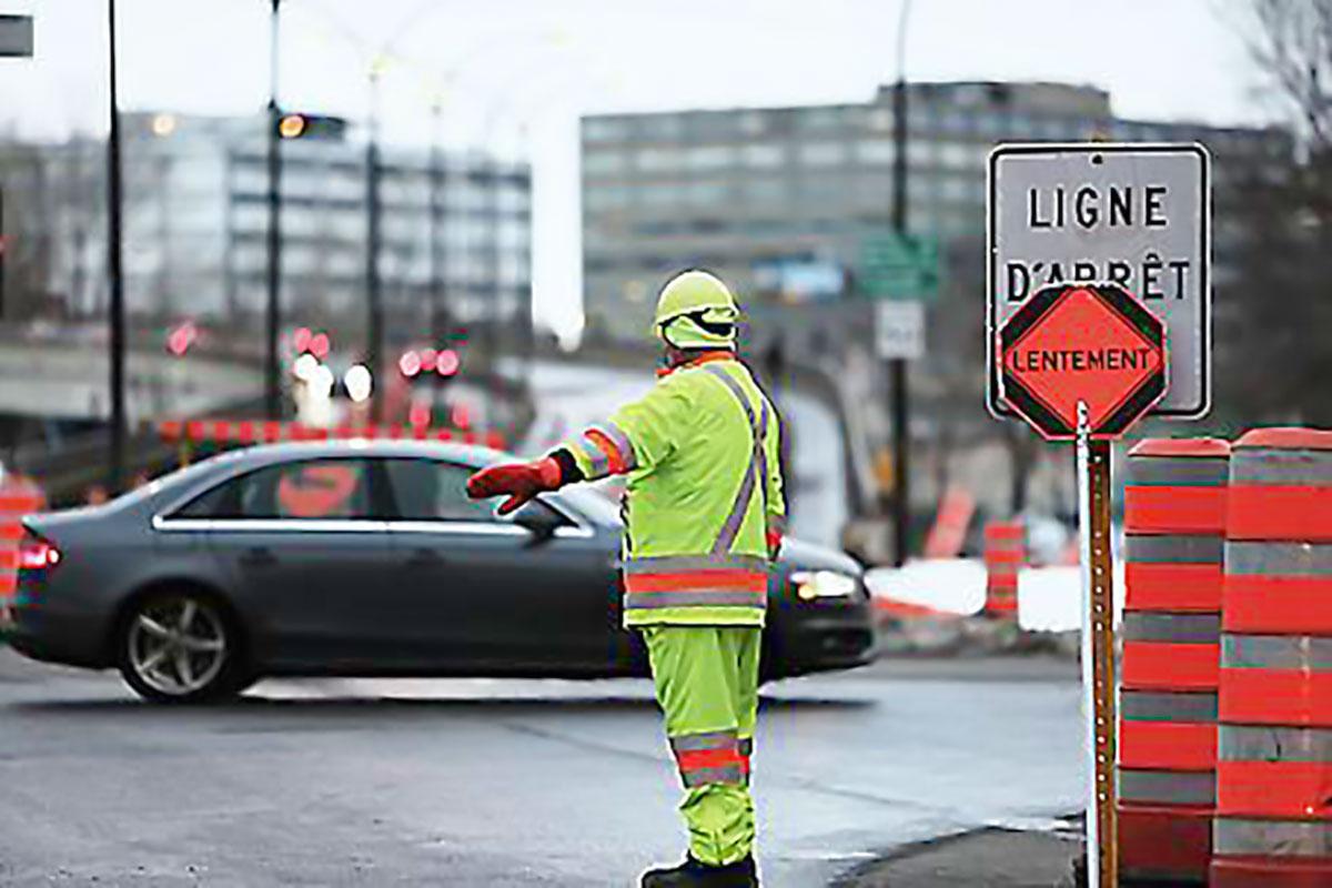 Signaleur de chantier et manœuvre de recul 