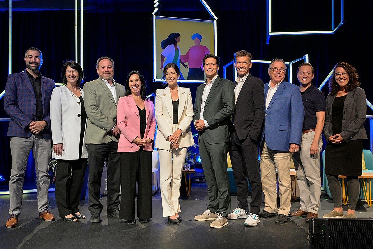 Les hôtes du Sommet de l’habitation 2022, Catherine Fournier, mairesse de Longueuil, et Stéphane Boyer, maire de Laval, en compagnie des élus de huit autres grandes villes du Québec. Crédit : Martin Alarie