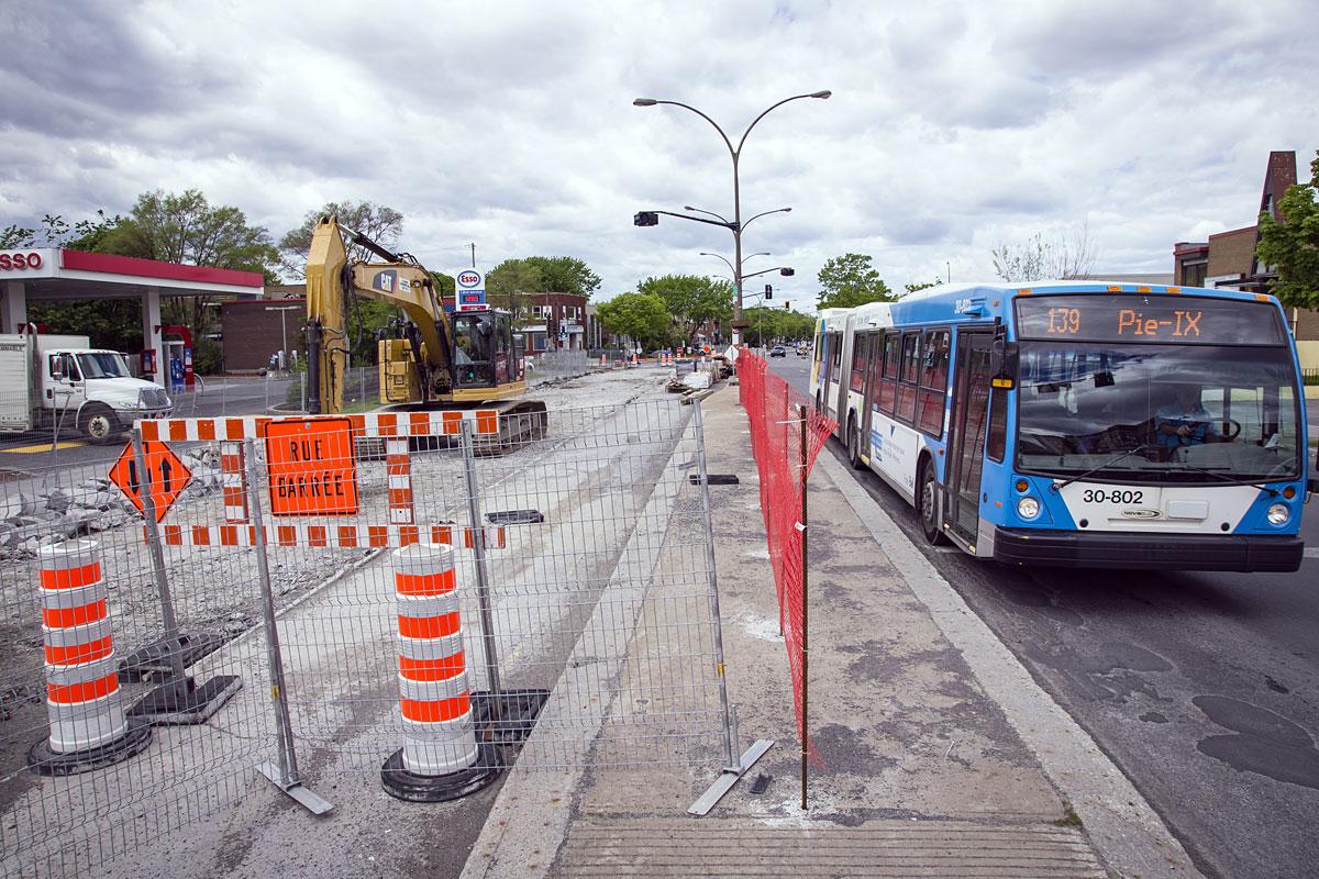 Des travaux visant l’implantation du SRB Pie-IX ont commencé ce printemps entre les rues Saint-Zotique et Bélanger. Photo : Laurent Canigiani