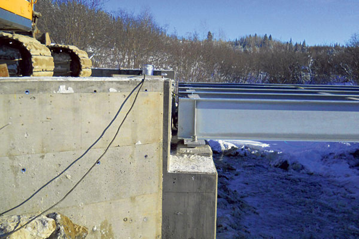 Le tablier en aluminium reposera sur des poutres d’acier -  Photo : MTQ