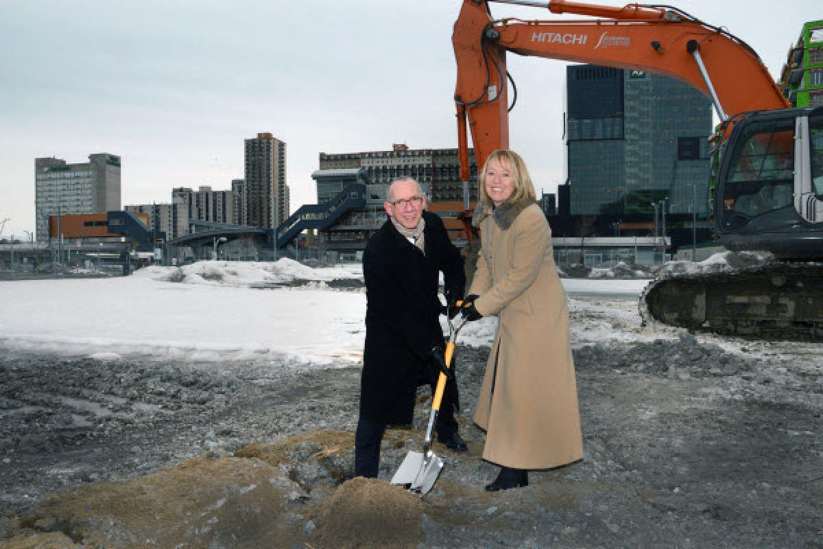 La Tour SSQ est amorcée à la Place Charles-Le Moyne 