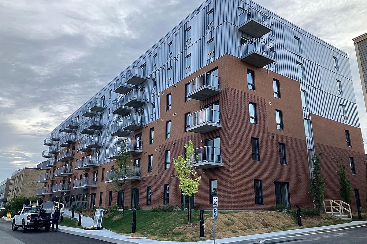 Mission Unitaînés : un premier immeuble inauguré et 600 nouveaux logements annoncés. Crédit : SHQ