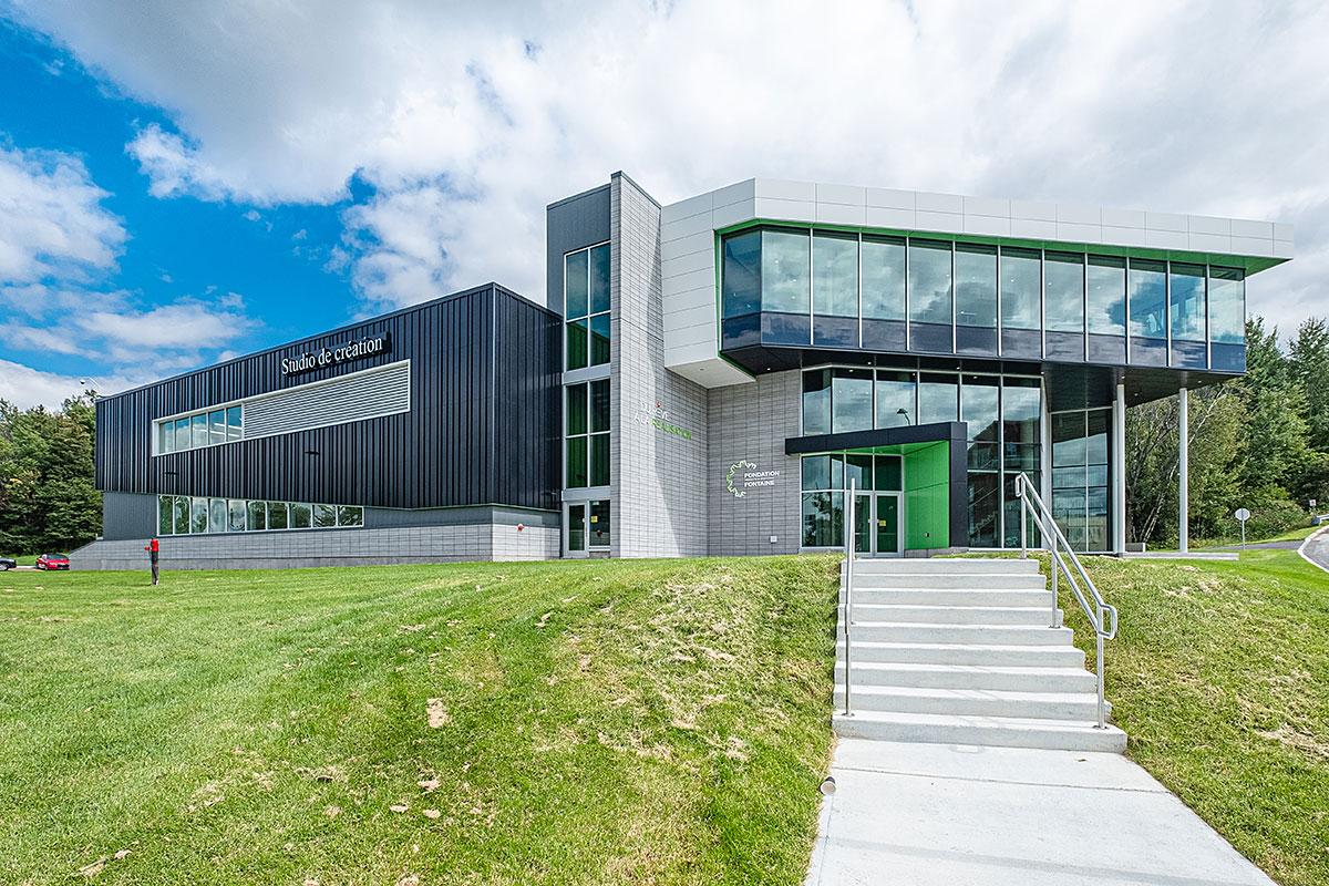 L’usine-école s’est annexée au Studio de création — Fondation Huguette et Jean-Louis Fontaine, pour sa part construit en 2019. Crédit : Université de Sherbrooke