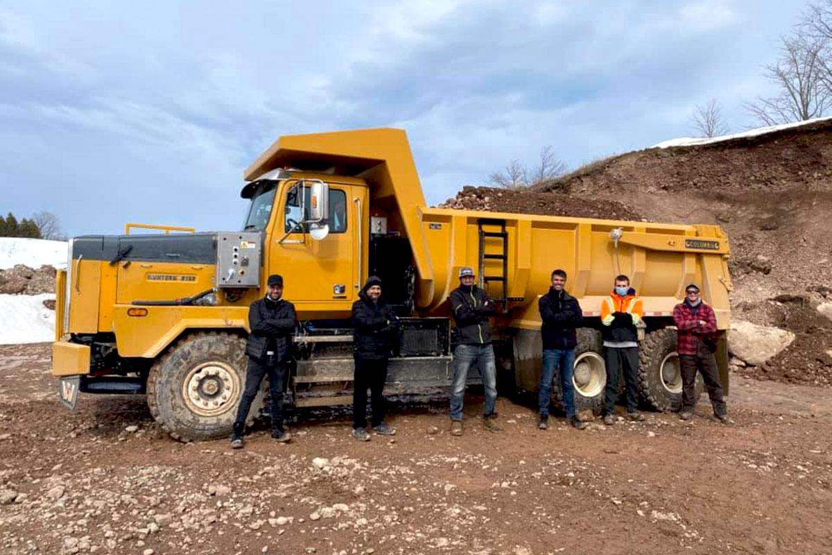 Le camion à benne entièrement électrique de tardif diesel offre une recharge rapide, évitant ainsi toute perte de temps. Crédit : Tardif Diesel