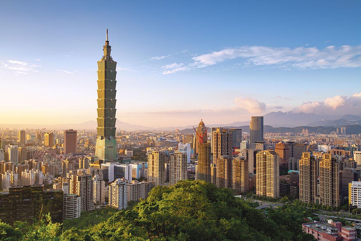 Une boule d’acier de 600 tonnes se trouve à l’intérieur du sommet de la Tour de Tapei, à Taiwan. Cette boule agit comme amortisseur de masse accordée et permet au bâtiment de faire face à des vents de 216 k, à l’heure !