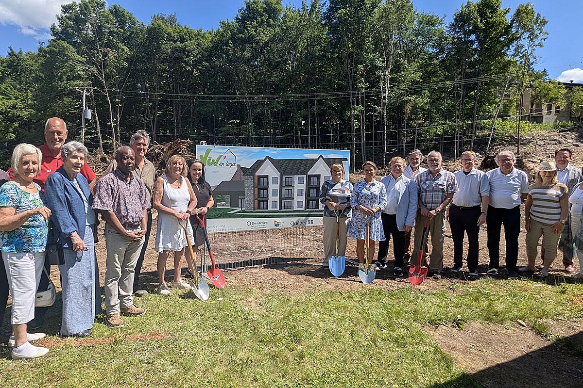 Première pelletée de terre du projet résidentiel Viv’en logis. Crédit : Ville de Sainte-Adèle