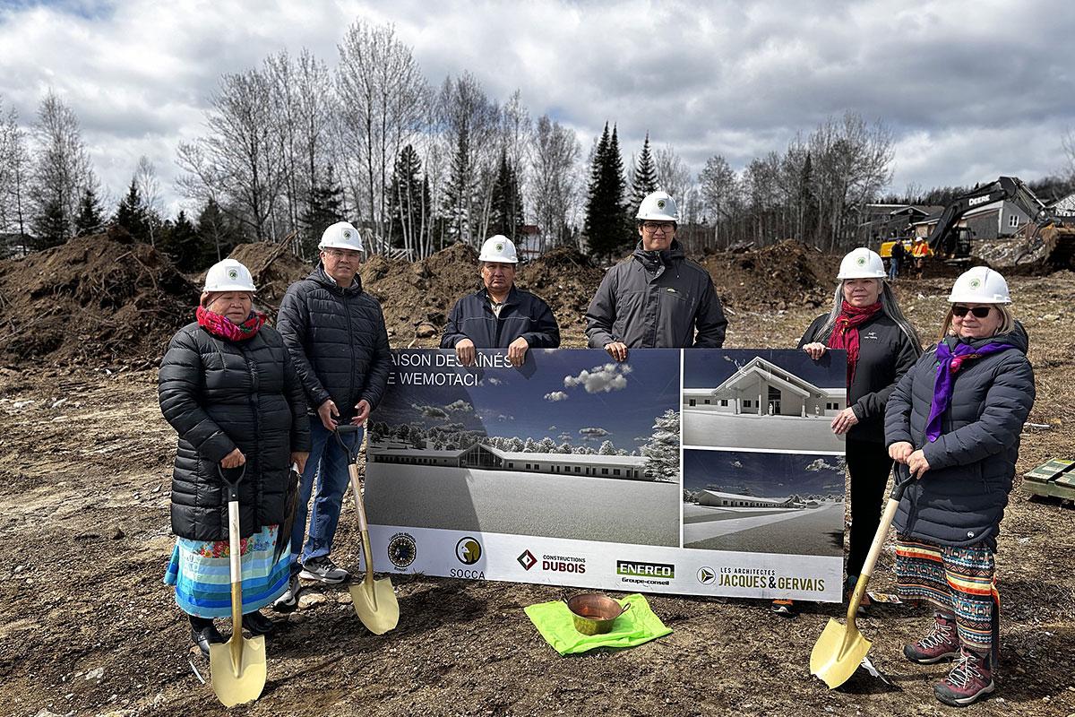 Première pelletée de terre de la nouvelle maison des aînés à Wemotaci. Crédit : Conseil des Atikamekw de Wemotaci