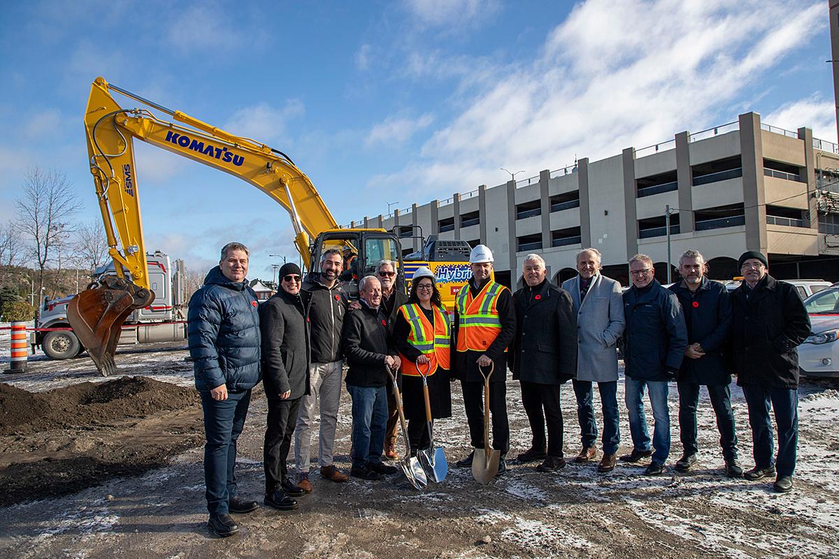 La Ville de Saguenay a procédé à la première pelletée de terre lançant les travaux de réhabilitation de l’ancienne zone ferroviaire. Crédit : Ville de Saguenay