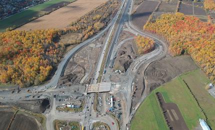 Travaux de construction de l’échangeur Saint-Saëns, à Laval. Crédit : Loiselle