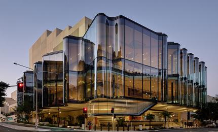 Un théâtre australien habillé d’une façade vitrée ondulante. Crédit : Christopher Frederick Jones