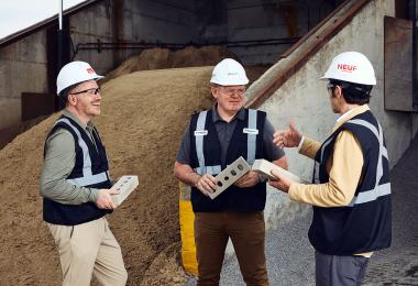 De gauche à droite : William Webster, président de Webster & Fils; Lucas Vallon, président de Permacon; et Hugo Gagnon, architecte associé et responsable des Stratégies durables chez NEUF. Photo : Virginie Gosselin