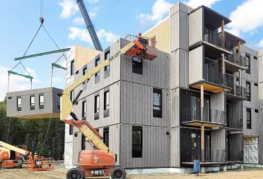 Les Pavillons du 49° résultent de l'assemblage de 46 modules fabriqués en usine à partir de panneaux de bois lamellé/croisé. Crédit : Ulysse Lemerise