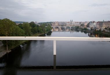 Le pont Štvanice de Prague : miser sur la sobriété. Crédit : Alex Shoots Buildings