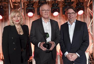 L'ACRGTQ a remis le prix Fernand-Houle à Frankie Lafontaine, accompagné de Marc Joncas et Me Gisèle Bourque. Crédit : Normand Huberdeau, Groupe NH Photographes