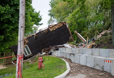 Un glissement de terrain emportait une maison en juin dernier à La Baie, AU Saguenay–Lac-Saint-Jean. Crédit : Gracieuseté