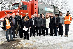 Sur la photo : Élus et personnel de l'arrondissement, représentants de Camions E