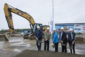 Sur la photo, dans l’ordre de gauche à droite : Pierre Gagnon, conseiller municipal;  Médor Doiron, membre du comité de citoyens pour le projet du centre sportif; Diane Lebouthillier, députée de Gaspésie – Îles-de-la-Madeleine et ministre du Revenu national; Roch Audet, maire de Bonaventure et Laurent Bourdages, membre fondateur de l’aréna Gilbert-Desrosiers. Photo : Ville de Bonaventure 