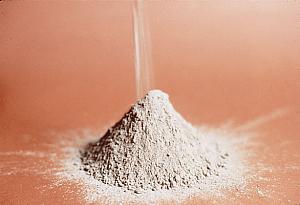 Constituant une poudre très fine, le ciment est la colle qui lie le béton.