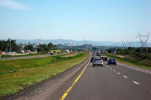 Une troisième voie en chantier sur l’A-20 à Lévis. Crédit : Bobby Hidy - Wikimedia Commons - CC BY-SA 2.0