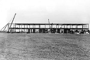 Chantier de l'Aéroport Montréal Saint-Hubert Longueuil, où les travaux de déboisement ont été effectués par dynamitage. Photo : Courtoisie BANQ