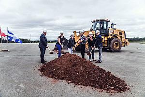 Gino Cyr (maire de Grande-Rivière), Nadia Minassian (préfète), Louisette Langlois (mairesse de Chandler), Henri Grenier (maire de Port-Daniel-Gascons), Cathy Poirier (mairesse de Percé) et Mario Grenier (DG de la MRC).  Crédit : MRC du Rocher-Percé
