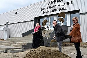 Les travaux de modernisation de l’aréna de Baie-Saint-Paul ont été lancés en présence d’Émilie Foster, députée provinciale de Charlevoix–Côte-de-Beaupré et adjointe parlementaire de la ministre de l’Enseignement supérieur, Michaël Pilote, maire de la Ville de Baie-Saint-Paul, et Claudette Simard, préfète suppléante de la MRC de Charlevoix. Crédit : Ville de Baie-Saint-Paul