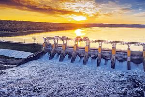 Courants puissants, eau glaciale, espaces restreints et zones très profondes : les barrages hydroélectriques soumettent les scaphandriers à des conditions extrêmes. 