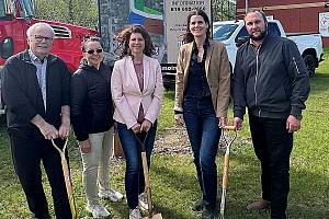 Première pelletée de terre pour le Boisé du Patrimoine à Nicolet. Crédit : Ville de Nicolet