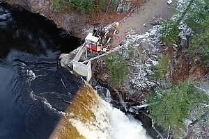 La hauteur de chute du barrage est de 28,02 m et la superficie de retenue en amont totalise 8 000 000 de mètres carrés. Crédit des photos : Hydro-Québec