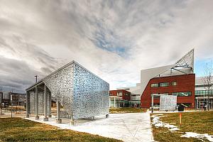 De type hybride, le complexe hospitalier de Baie-Saint-Paul possède une charpente conjuguant le béton et l’acier. Crédit : Lemay Groupe A (Guillaume Drouin Chartier)