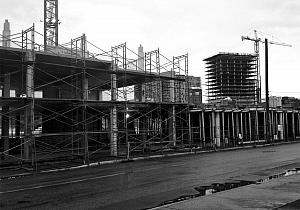 Construction d'Arbora, en avant plan, et du YOO Montréal, en trame de fond