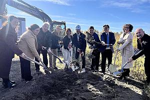Baie-Comeau : pelletée de terre pour le premier CPE préfabriqué de la Côte-Nord. Crédit : Cabinet de la ministre de la Famille