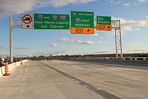 Une nouvelle signalisation de destination a été installée sur l’autoroute Henri-IV en direction sud afin de bien guider les usagers de la route – photo fournie par le ministère des Transports
